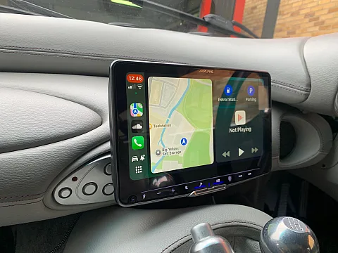 TVR 2005 model upgraded with an Alpine ILX-F905D Car Play stereo