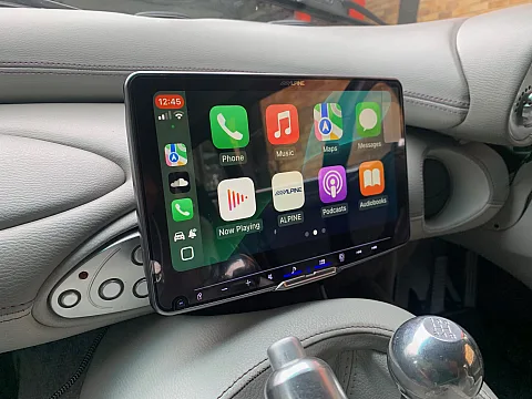 TVR 2005 model upgraded with an Alpine ILX-F905D Car Play stereo