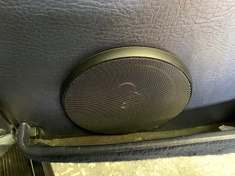 Porsche 911 Classic (1980) Pioneer TS-G1720F Speakers installed