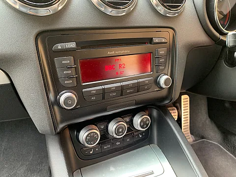 Audi TT Convertible 2011 factory radio