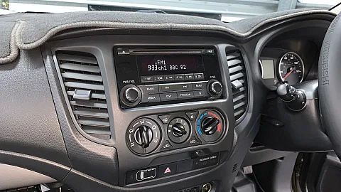 Mitsubishi L200 2017 Factory radio