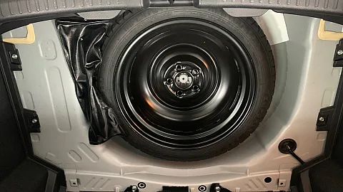 Toyota Yaris 2020 fitted with JBL BASSPRO HUB 11"