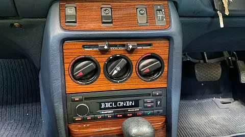 Mercedes 280 1980 upgraded with Blaupunkt Milano 200 BT Car Stereo