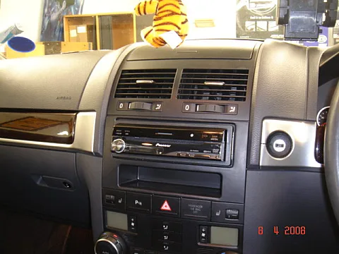 VW Toureg 05 - Pioneer Flip out Screen