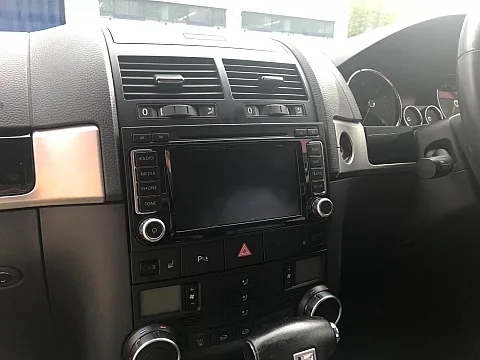 VW Toureg / 59 plate - Pioneer AVH-Z5000DAB