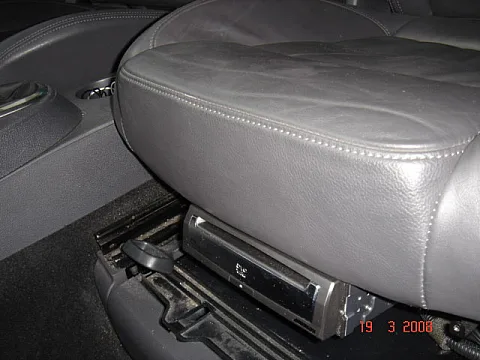 VW TOURAN - ALPINE DVD PLAYER UNDER SEAT