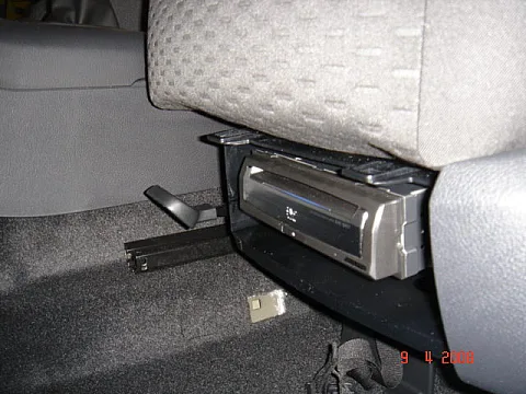VW TIGUAN - ALPINE DVD PLAYER UNDER SEAT