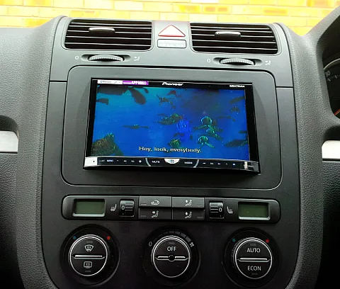 VW Golf MK5 - Pioneer AVH-X5500BT